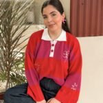 Polo trazos rojo -  fucsia